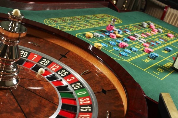 ratutogel heylink card game table showing player positions and betting interface